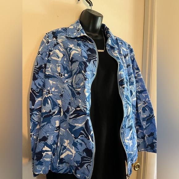 Stylish Blue & White Zip-Up Jacket - Picture 4 of 8